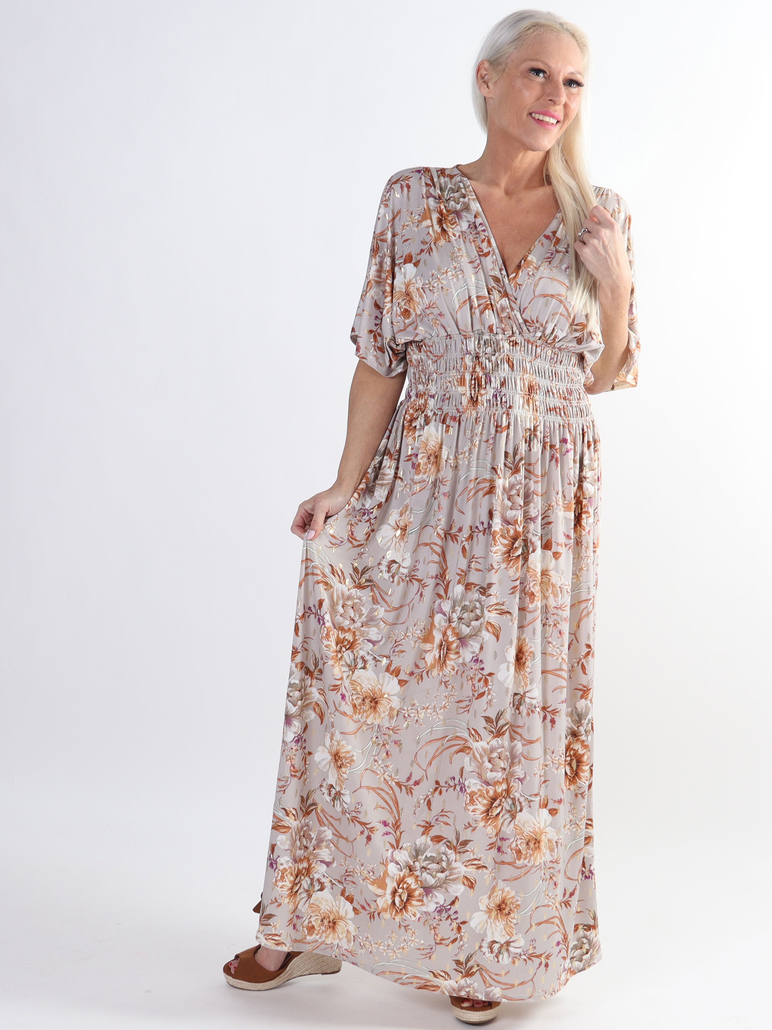 Pams Gold Flower - Lang elastisk plus size kjole i krølfrit stof